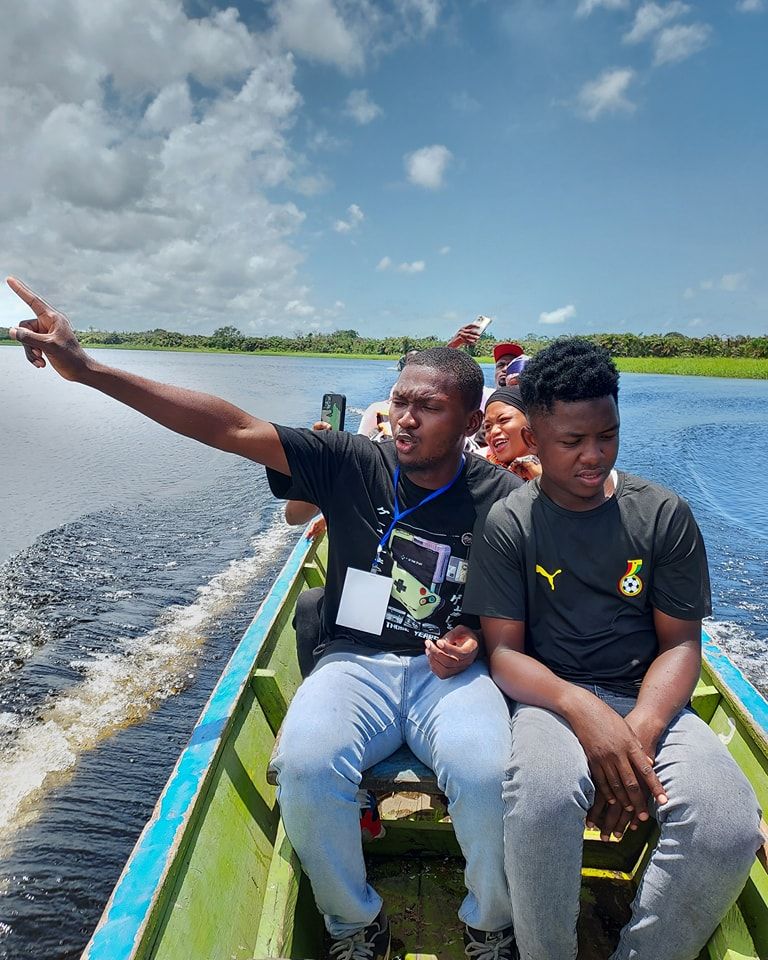 Canoe ride through Amansuri wetland